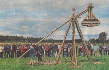 Ein riesiges Katapult hat Tor-Magnus Horten gebaut. Den Gästen führte er das Belagerungsinstrument eindrucksvoll vor. (Foto: Peter Holzner)